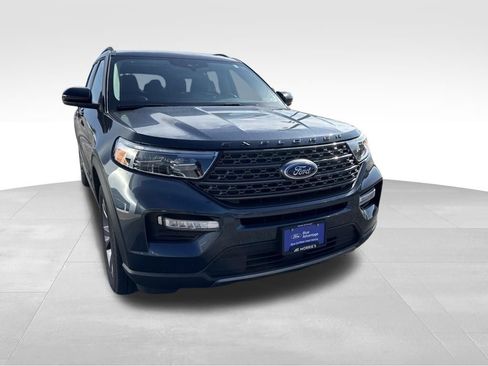 Used 2023 Ford Explorer XLT w/ Equipment Group 202A AWD/4WD image 4