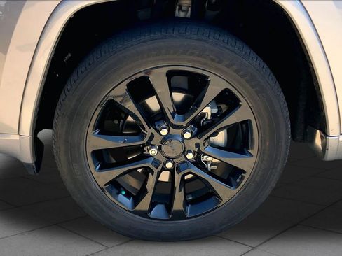 Used 2020 Jeep Grand Cherokee Altitude AWD/4WD image 10