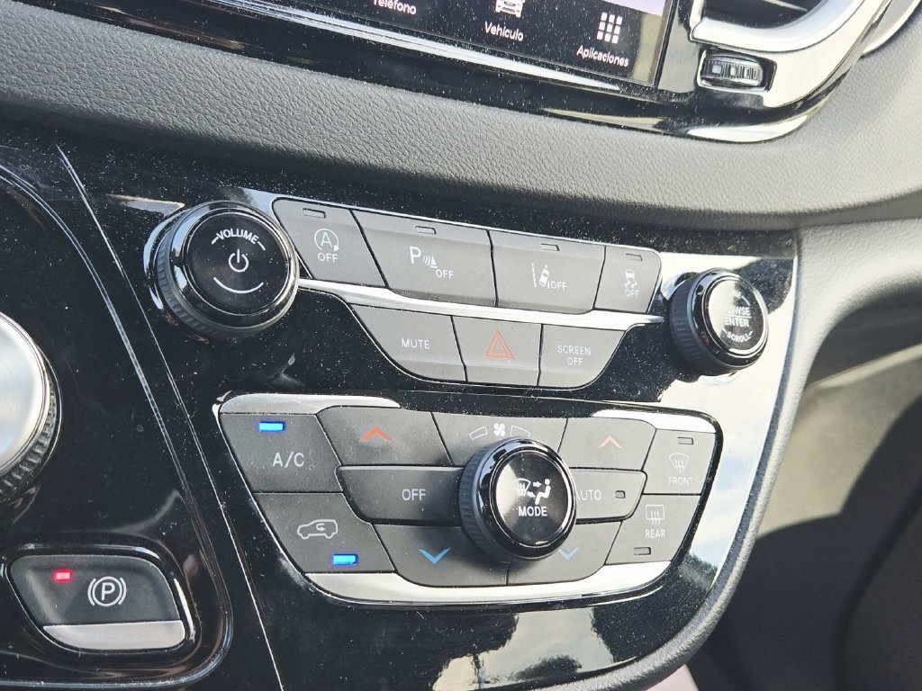 Used 2025 Chrysler Pacifica Select FWD image 28