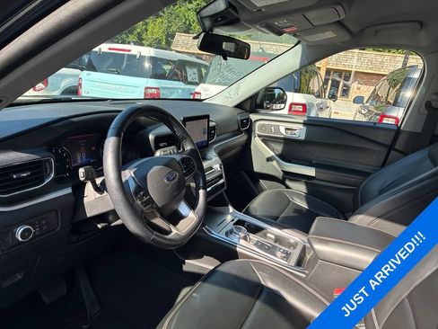 Used 2022 Ford Explorer XLT w/ Equipment Group 202A AWD/4WD image 8