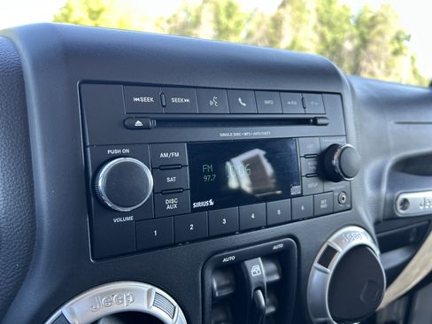 Used 2017 Jeep Wrangler Unlimited Sahara w/ Connectivity Group AWD/4WD image 16