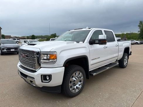 Used 2018 GMC Sierra 2500 Denali w/ Duramax Plus Package AWD/4WD image 8