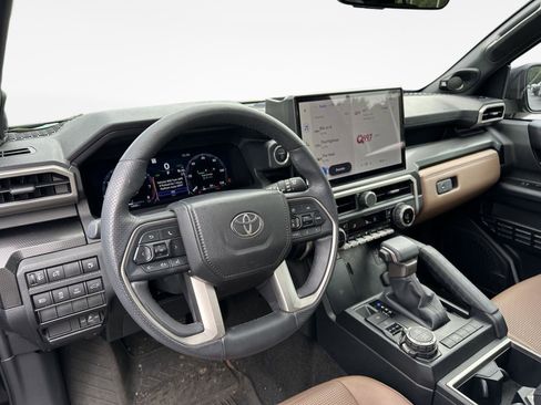 Used 2025 Toyota 4Runner Limited AWD/4WD image 11