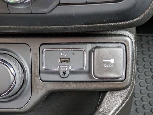 Used 2023 Jeep Renegade Latitude AWD/4WD image 30