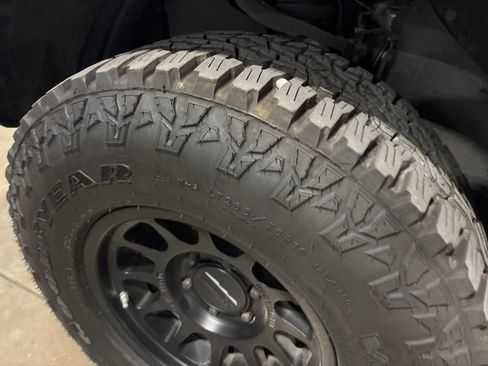 Used 2019 Toyota Tacoma TRD Off-Road w/ Technology Package AWD/4WD image 10