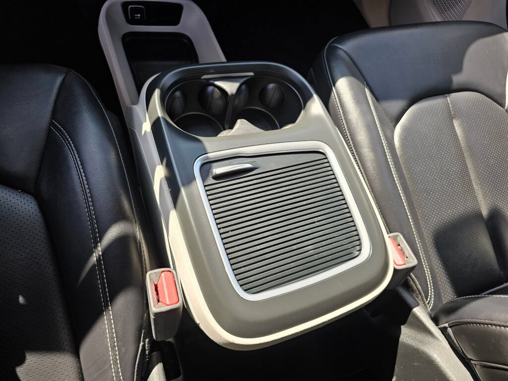 Used 2024 Chrysler Pacifica Touring-L FWD image 27