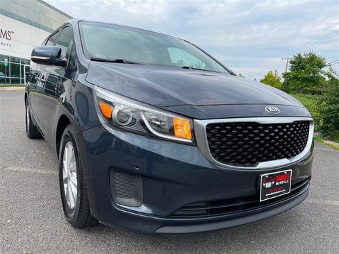 Used 2017 Kia Sedona LX w/ LX Essentials Premium Package FWD image 11