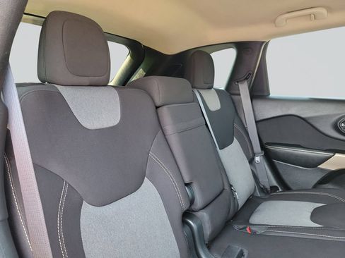 Used 2018 Jeep Cherokee Latitude FWD image 34