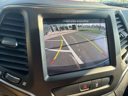 Used 2022 Jeep Cherokee Trailhawk w/ Comfort/Convenience Group AWD/4WD image 12