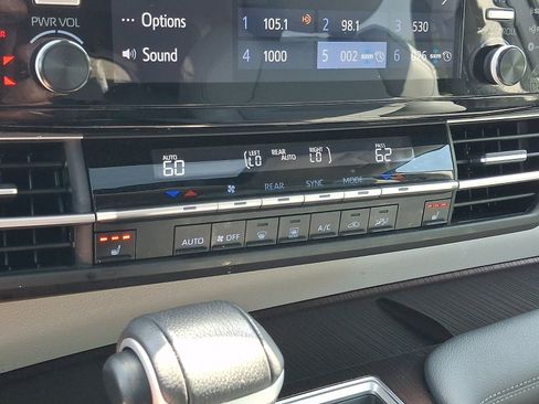 Used 2024 Toyota Sienna XLE FWD image 20