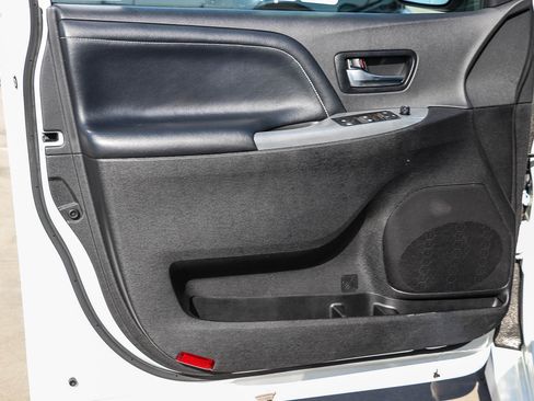 Used 2020 Toyota Sienna SE w/ Nightshade Edition FWD image 21