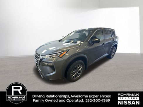 Used 2025 Nissan Rogue S image 2