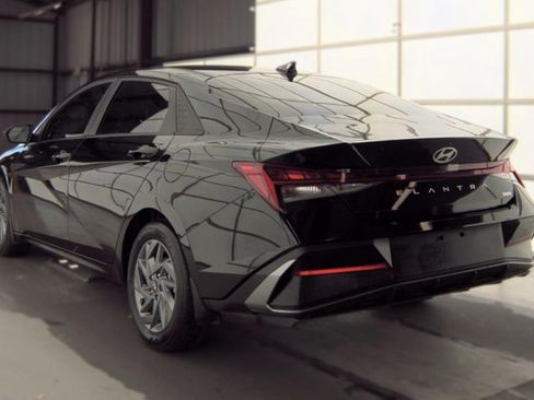Used 2025 Hyundai Elantra Hybrid FWD image 4