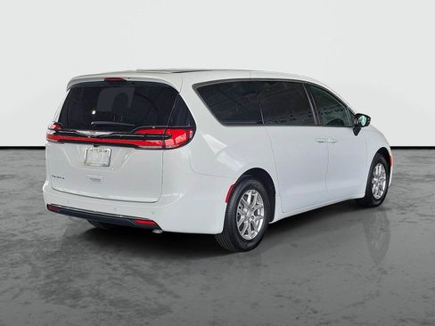 New 2026 Chrysler Pacifica Select FWD image 2