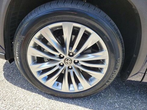 Used 2023 Toyota Highlander Platinum FWD image 17