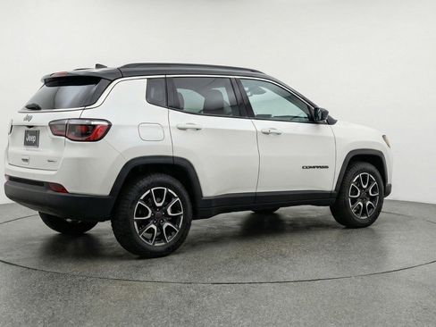 Used 2025 Jeep Compass Trailhawk AWD/4WD image 9