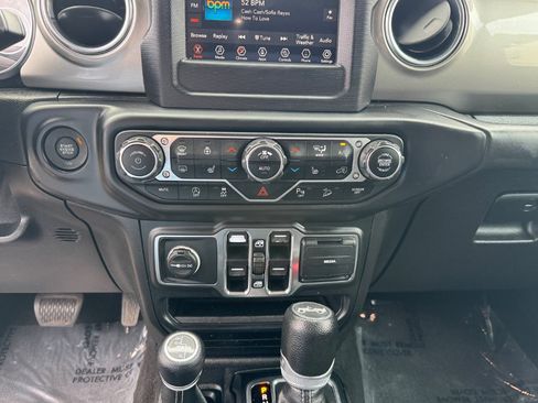 Used 2018 Jeep Wrangler Unlimited Sahara w/ Dual Top Group AWD/4WD image 28