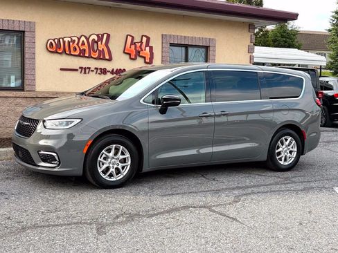 Used 2025 Chrysler Pacifica Select FWD image 4