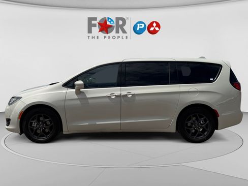 Used 2020 Chrysler Pacifica Touring w/ S Appearance Package FWD image 2