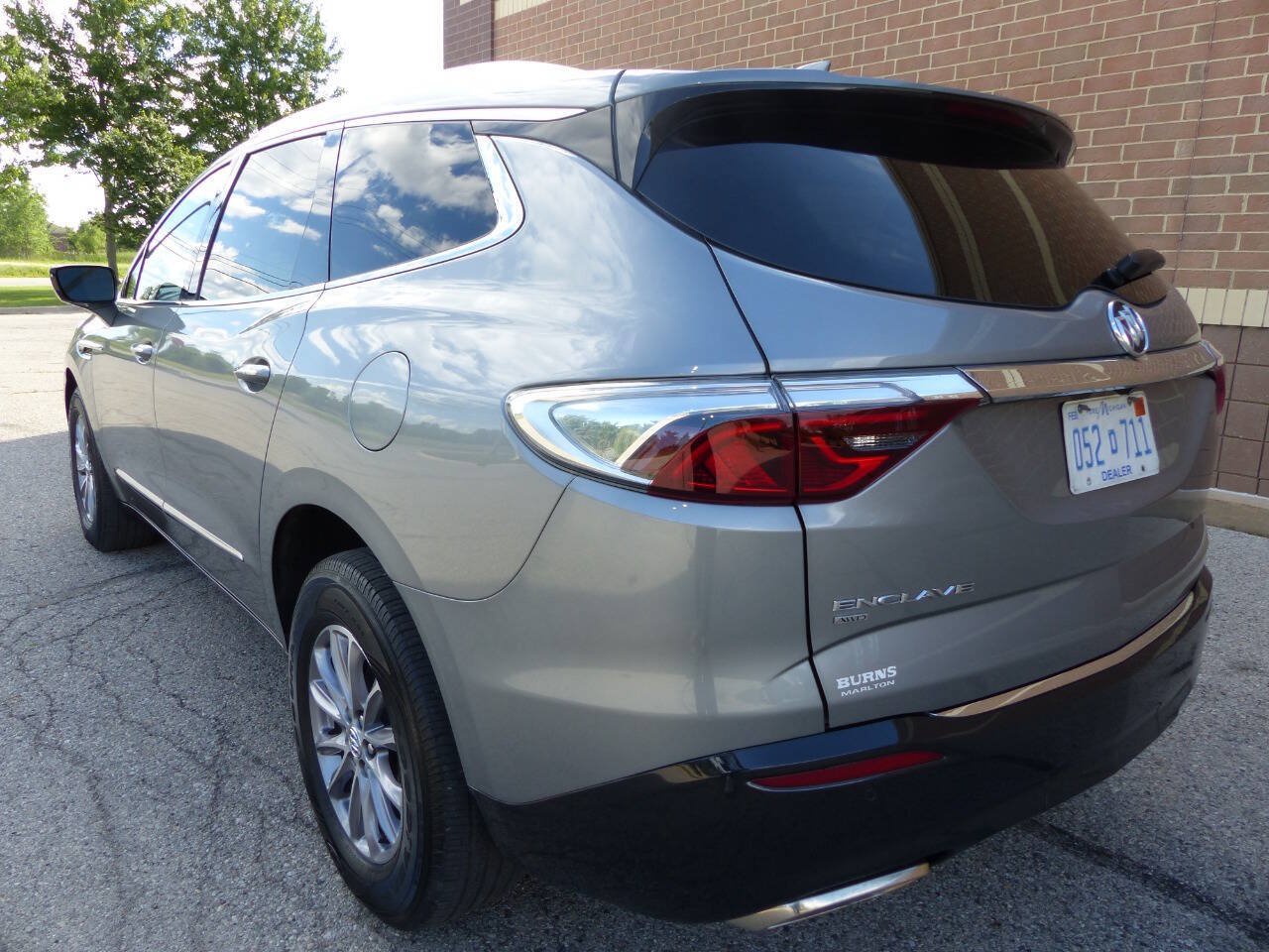 Used 2023 Buick Enclave Essence AWD/4WD image 7