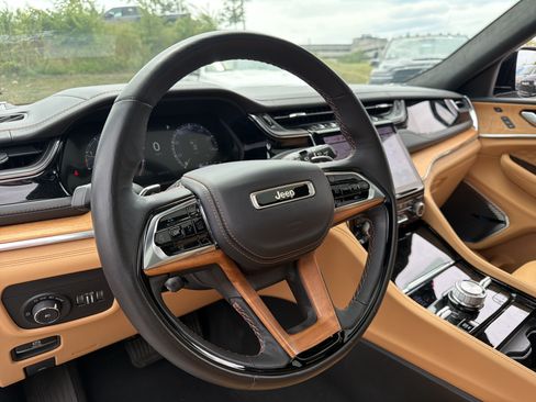 Used 2023 Jeep Grand Cherokee L Summit AWD/4WD image 15