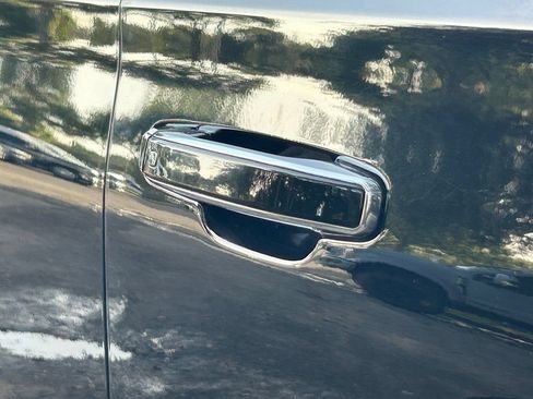 Used 2017 GMC Yukon Denali RWD image 18