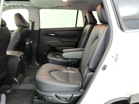 Certified 2022 Toyota Highlander XLE image 30