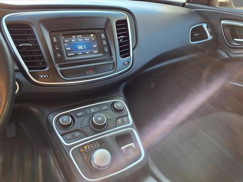 Used 2016 Chrysler 200 Limited image 5