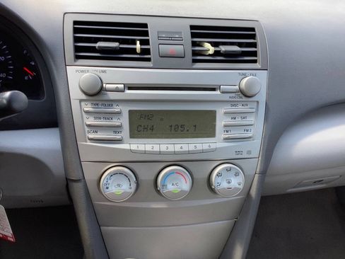 Used 2010 Toyota Camry LE FWD image 27