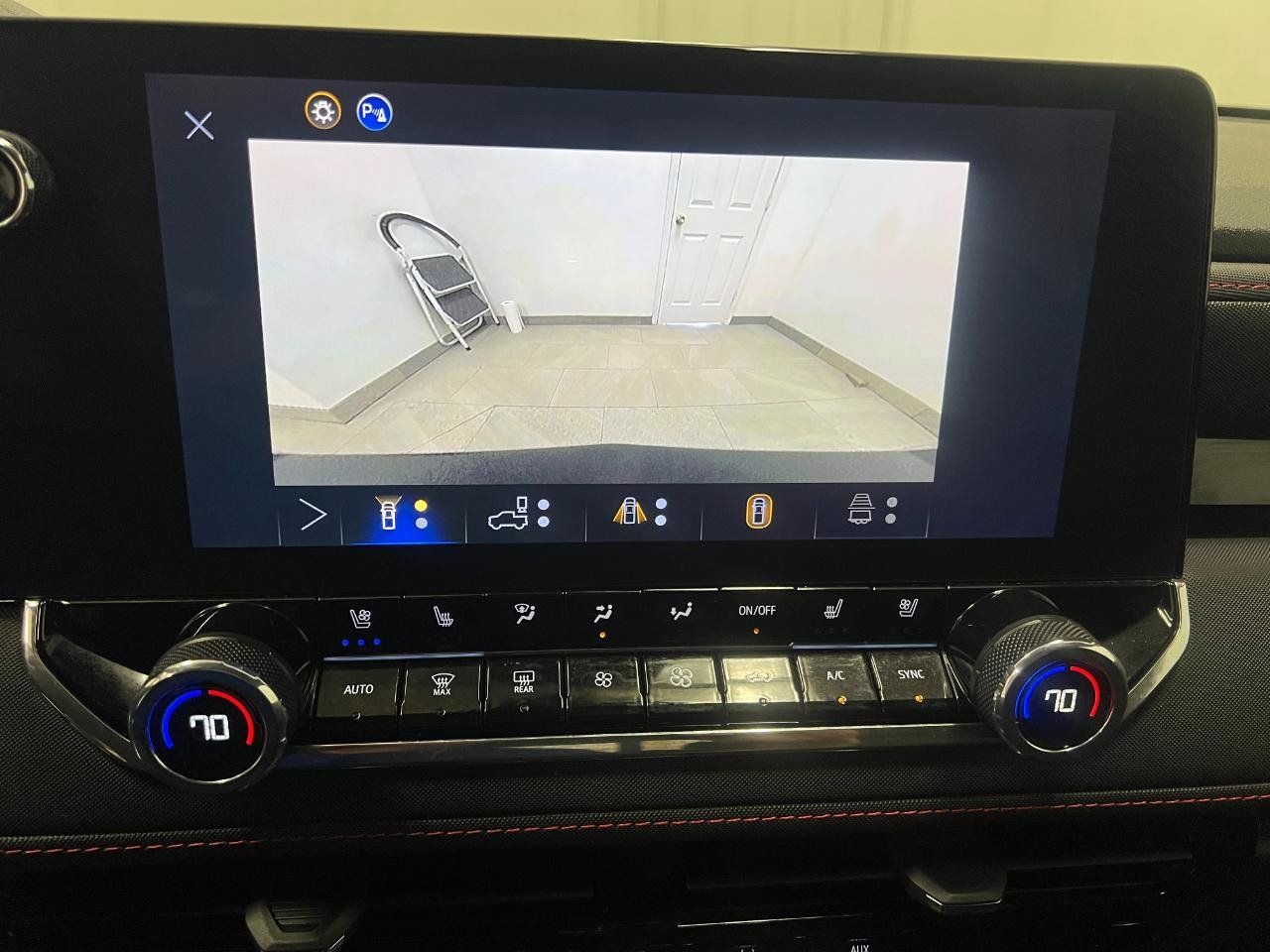 Used 2025 Chevrolet Colorado Z71 w/ Technology Package AWD/4WD image 59