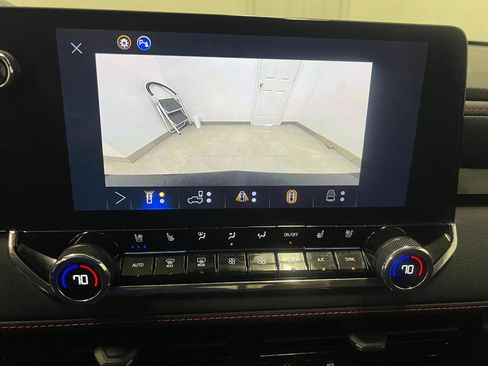Used 2025 Chevrolet Colorado Z71 w/ Technology Package AWD/4WD image 59