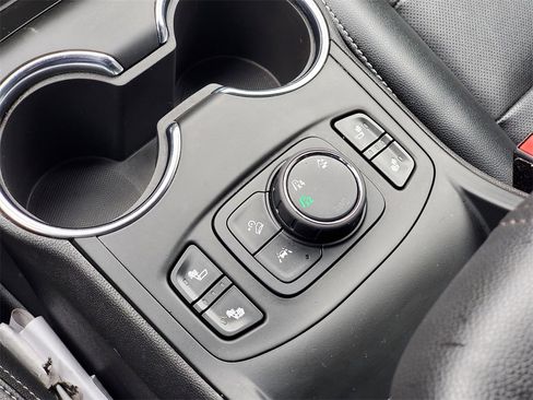 Used 2024 GMC Terrain SLT image 18