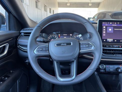 Used 2025 Jeep Compass Trailhawk image 29