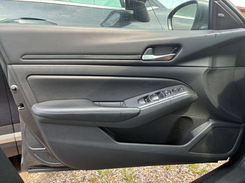 Used 2025 Nissan Altima 2.5 SV FWD image 15