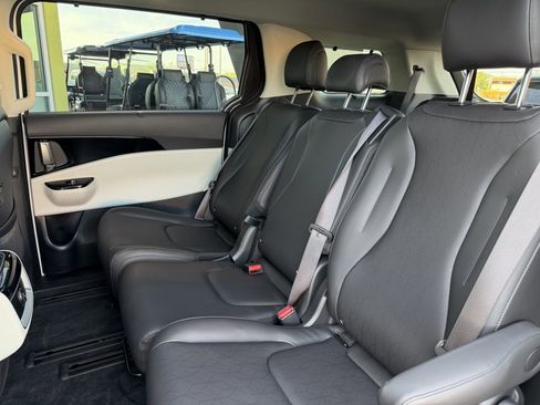 Used 2024 Kia Carnival EX image 36