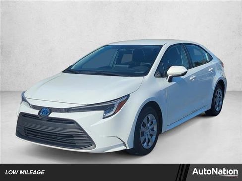 Certified 2025 Toyota Corolla LE image 1