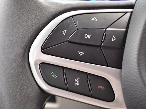 Used 2023 Chrysler Pacifica Touring-L FWD image 24