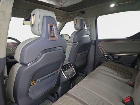 Used 2022 Rivian R1T Launch Edition image 16