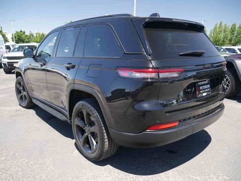 Used 2024 Jeep Grand Cherokee Limited w/ Luxury Tech Group II AWD/4WD image 17