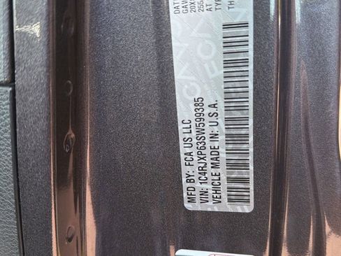 Certified 2025 Jeep Wrangler Unlimited Sahara w/ Safety Group AWD/4WD image 19