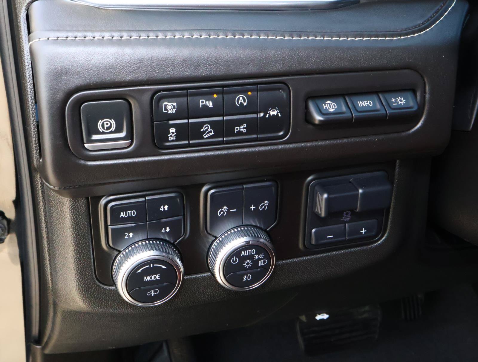 Used 2024 GMC Yukon Denali Ultimate AWD/4WD image 27