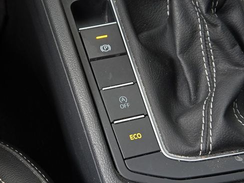 Used 2025 Volkswagen Jetta SE w/ Sunroof Package FWD image 24