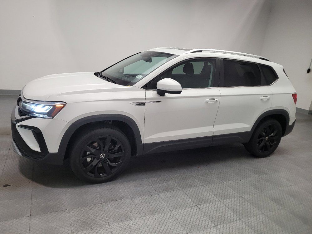 Used 2023 Volkswagen Taos SE w/ Panoramic Sunroof Package FWD image 2