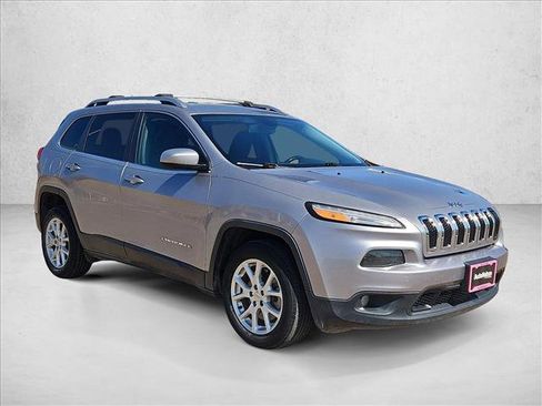 Used 2018 Jeep Cherokee Latitude w/ Cold Weather Group image 3