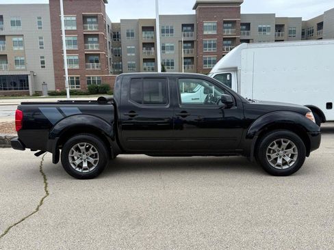 Used 2020 Nissan Frontier SV image 2