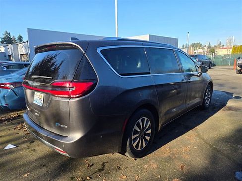 Used 2021 Chrysler Pacifica Touring-L image 3
