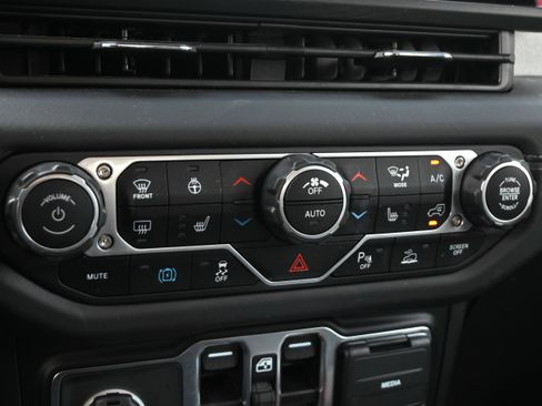 Used 2025 Jeep Wrangler Sahara w/ Safety Group image 20