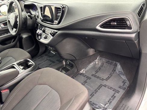 Used 2024 Chrysler Pacifica Touring FWD image 13