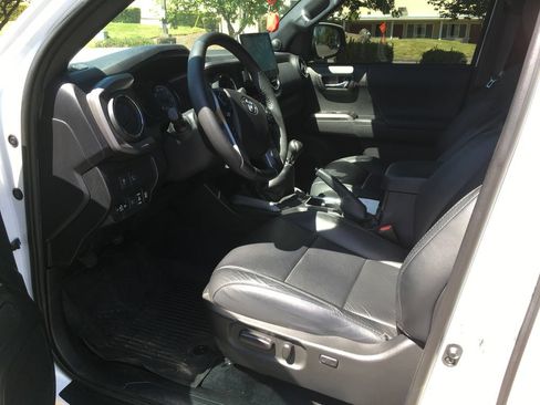 Used 2021 Toyota Tacoma TRD Sport w/ TRD Premium Sport Package AWD/4WD image 4
