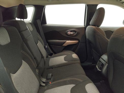 Used 2017 Jeep Cherokee Sport FWD image 19